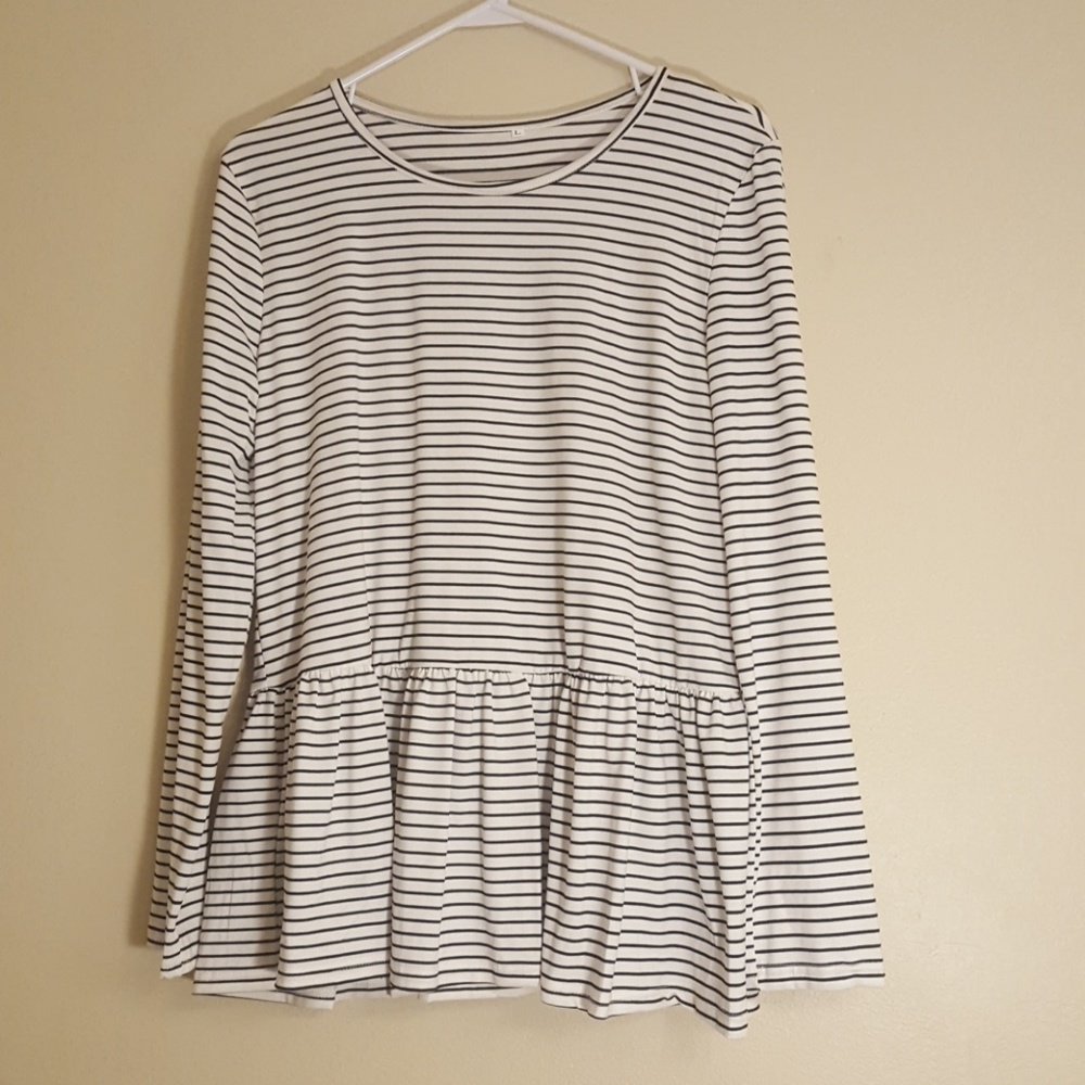Long sleeved ruffle top size L